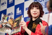 囲み取材に応じるアユニ・D（BiSH）。