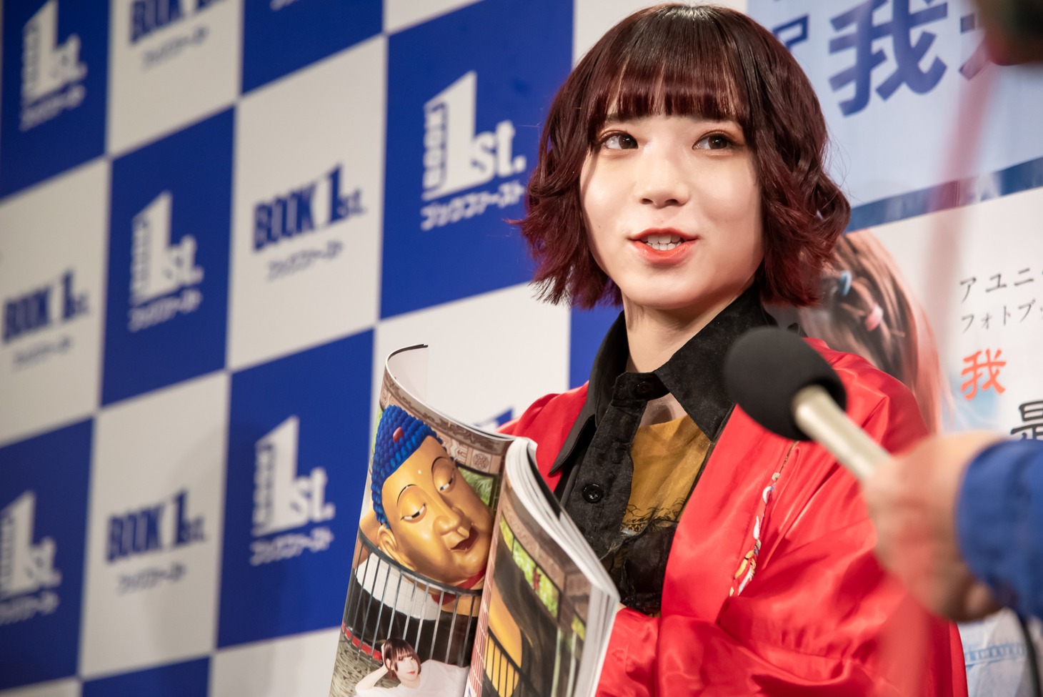 囲み取材に応じるアユニ・D（BiSH）。
