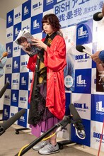 囲み取材に応じるアユニ・D（BiSH）。