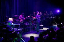 「Skoop On Somebody "What is love? Release Live"」の様子。