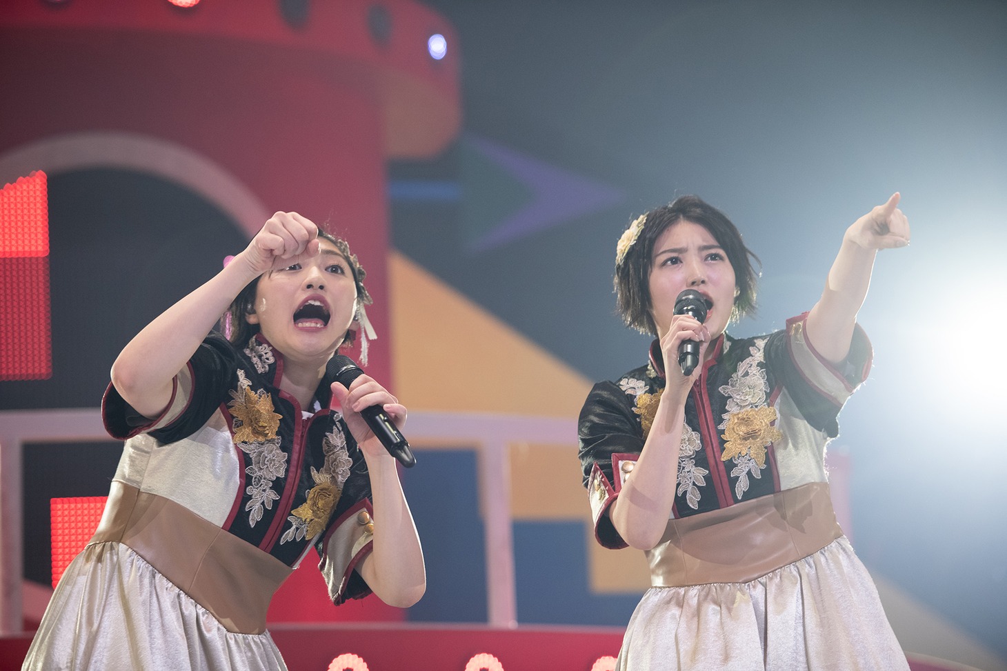 「仮契約のシンデレラ」で安本彩花の代わりに馬の役を務める小林歌穂（左）。