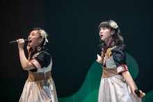 「仮契約のシンデレラ」で安本彩花の代わりに決めゼリフ「お疲れちゃーん！」を放つ小林歌穂（左）。