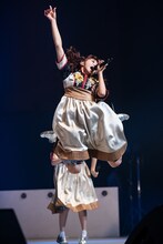 ジャンプする星名美怜。