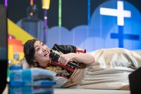 ステージ上で寝転がってくつろぐ小林歌穂。