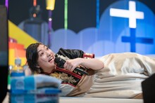 ステージ上で寝転がってくつろぐ小林歌穂。