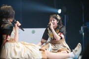ステージに座り込んでダベる小林歌穂（左）と中山莉子（右）。