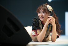 ステージ上で寝転がってくつろぐ星名美怜。