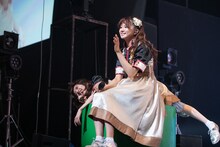 お立ち台に寝転がる真山りか（左）と傍に座る星名美怜（右）。