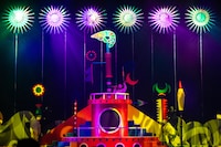 船の甲板をイメージさせるステージセット。