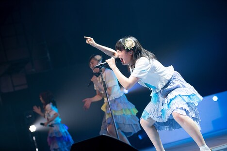 半端な高さのスタンドマイクで前かがみになってシャウトする中山莉子。