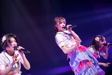 左から柏木ひなた、星名美怜、真山りか。