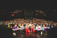 「さくらしめじ祝5周年企画第3弾！スペシャルライブ【昼の会】改めましてさくらしめじと申します。大・大・大祝祭！ドドン！とお祝いしてくれYO！」で撮影された記念写真。（撮影：鈴木友莉）