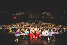 「さくらしめじ祝5周年企画第3弾！スペシャルライブ【昼の会】改めましてさくらしめじと申します。大・大・大祝祭！ドドン！とお祝いしてくれYO！」で撮影された記念写真。（撮影：鈴木友莉）