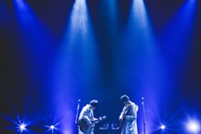 「さくらしめじ祝5周年企画第3弾！スペシャルライブ【夜の会】森のきのこの音楽会～歌とギターとさくらしめじ。そして、きのこりあんを添えて～」の様子。（撮影：鈴木友莉）