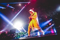 エレキギターを弾く高田彪我。（撮影：鈴木友莉）