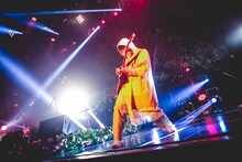 エレキギターを弾く高田彪我。（撮影：鈴木友莉）