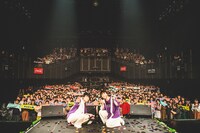 「さくらしめじ祝5周年企画第3弾！スペシャルライブ【夜の会】森のきのこの音楽会～歌とギターとさくらしめじ。そして、きのこりあんを添えて～」で撮影された記念写真。（撮影：鈴木友莉）