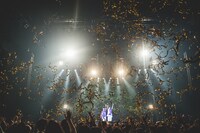 「さくらしめじ祝5周年企画第3弾！スペシャルライブ【夜の会】森のきのこの音楽会～歌とギターとさくらしめじ。そして、きのこりあんを添えて～」の様子。（撮影：鈴木友莉）