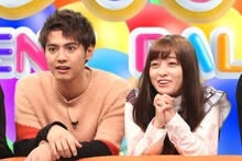 左から片寄涼太、橋本環奈。(c)フジテレビ