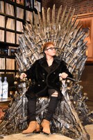 “鉄の玉座”に腰かける数原龍友。