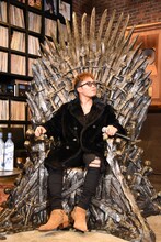 “鉄の玉座”に腰かける数原龍友。