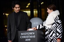 点灯ボタンを押す北村匠海（DISH//）と芳根京子。