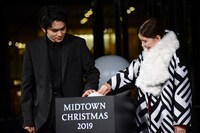 点灯ボタンを押す北村匠海（左）と芳根京子（右）。