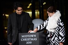 点灯ボタンを押す北村匠海（左）と芳根京子（右）。