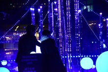 イルミネーションを見つめる北村匠海（DISH//）と芳根京子。