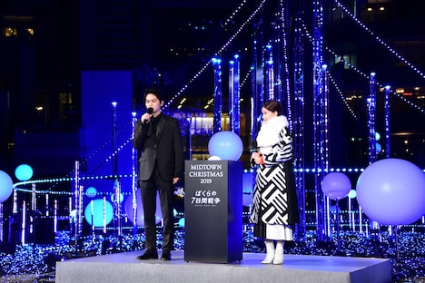 左から北村匠海、芳根京子。