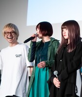 左から笑顔の渡辺淳之介（WACK代表）、話すアユニ・D（BiSH）、涙顔のYUiNA EMPiRE（CARRY LOOSE）。