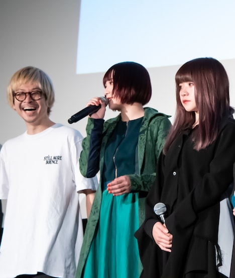 左から笑顔の渡辺淳之介（WACK代表）、話すアユニ・D（BiSH）、涙顔のYUiNA EMPiRE（CARRY LOOSE）。