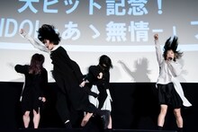 CARRY LOOSEのライブの様子。