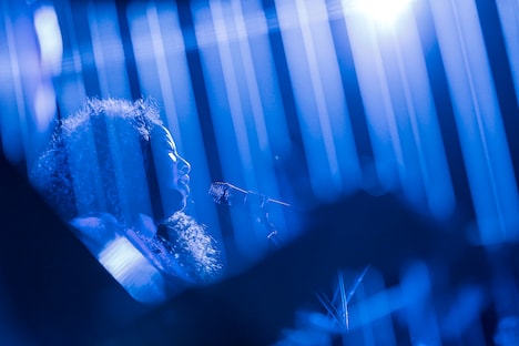 ハープ越しのJC（Vo / んoon）。（Photo by SARU［Ayumi Saruya］）