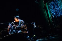 「百合の巣」を歌唱する折坂悠太と青葉市子。（撮影：タイコウクニヨシ）