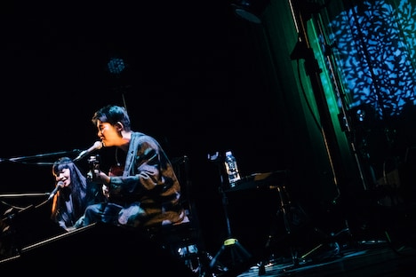 「百合の巣」を歌唱する折坂悠太と青葉市子。（撮影：タイコウクニヨシ）