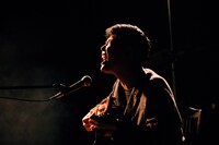 折坂悠太（撮影：タイコウクニヨシ）