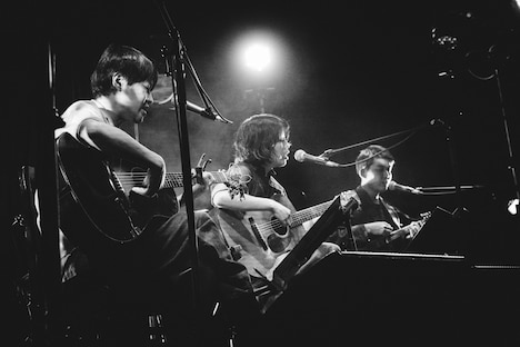 のろしレコード（左から夜久一、松井文、折坂悠太）（撮影：タイコウクニヨシ）