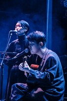 「調律」を歌う折坂悠太とイ・ラン。（撮影：タイコウクニヨシ）