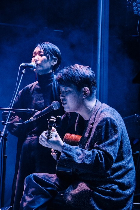 「調律」を歌う折坂悠太とイ・ラン。（撮影：タイコウクニヨシ）