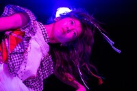 「Liar Mask」で激しく踊る真山りか。