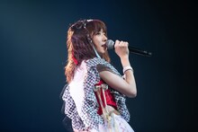 “腹チラ”衣装でライブに挑んだ真山りか。