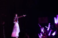 「お前らが血と肉を捧げるのはー？」「真山りか！」のコール＆レスポンスを繰り広げる真山りかと観客。