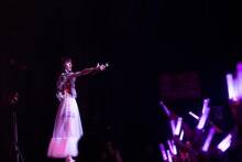 「お前らが血と肉を捧げるのはー？」「真山りか！」のコール＆レスポンスを繰り広げる真山りかと観客。