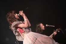 「大人はわかってくれない」を歌う真山りか。