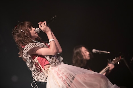 「大人はわかってくれない」を歌う真山りか。