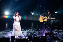 aikoのカバー「キラキラ」を披露する真山りか（左）と田口慎二（右）。