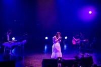 ピアノとギターの音色に乗せて「キスして抱きしめて」を歌う真山りか（中央）。