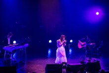 ピアノとギターの音色に乗せて「キスして抱きしめて」を歌う真山りか（中央）。