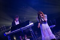 「お願いジーザス」を熱唱する真山りか。